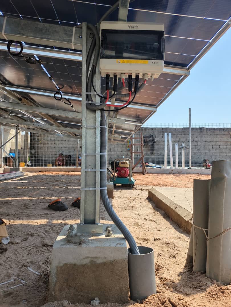 Ingénieur travaillant sur une installation solaire